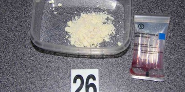 Feťák a dealer ujížděl před policisty noční Plzní, dvakrát havaroval a pak dál utíkal pěšky