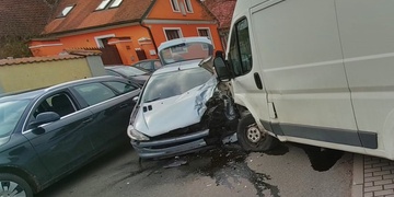 Senior se s autem doslova vklínil mezi další dva vozy