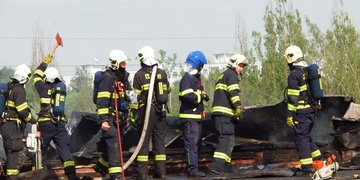 Tři jednotky hasičů zasahují u požáru skladu v Plzni