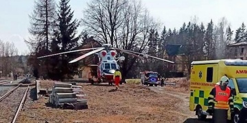 Na muže spadl strom a těžce ho zranil