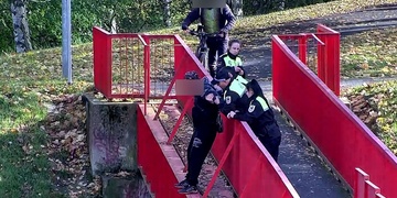 Muž se rozhodl skočit z lávky do kolejiště