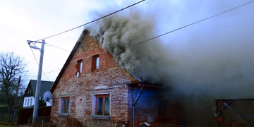 Při plnění lihového krbu si zapálil dům