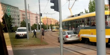 Tramvaj smetla auto na kruhovém objezdu