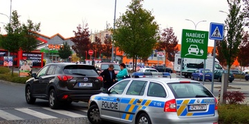 Chodkyni srazil vůz na přechodu u Area Bory