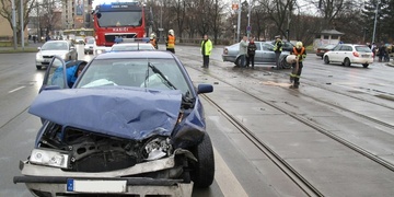 Velká dopravní nehoda zablokovala náměstí Míru - policisté hledají svědka