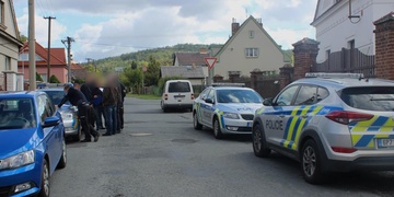 Narkoman se pokusil najet do policejního zátarasu