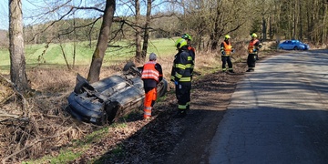 Muž s téměř třemi a půl promile skončil s autem na střeše