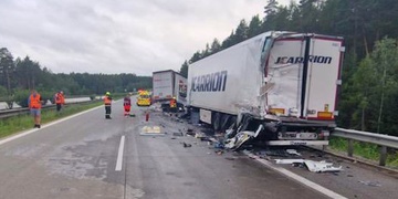 Střet dvou kamionů uzavřel dálnici D5