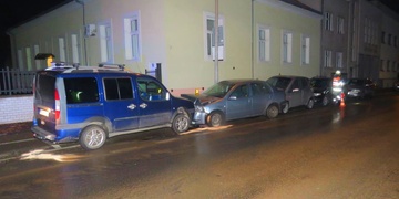 Řidič shrnul řadu zaparkovaných vozů