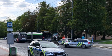 Silně opilý mladík napadl řidičku trolejbusu