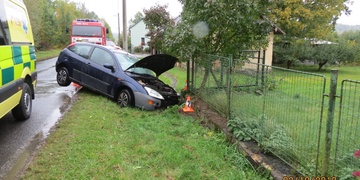 Senior havaroval do plotu domu