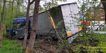 Kamion vjel ve vysoké rychlosti mezi stromy