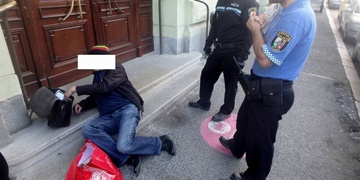 Opilý bohatý "umělec" si rozbil hlavu a ustlal si před Besedou