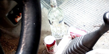 Těžce opilá žena vezla autem dítě a havarovala