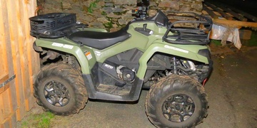 Opilecké řádění na čtyřkolce skončilo sdělením obvinění a nemocnicí