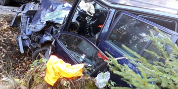 Při čelním střetu byli zraněni dva řidiči a dítě