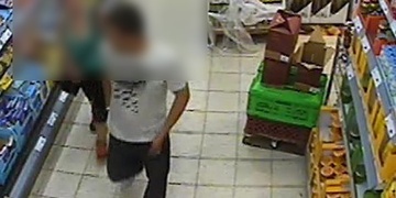 Máma se synem vyrazila krást do Tesco