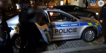 Dívku držel nad zábradlím mostu a vyhrožoval, že jí hodí dolů