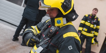 Chytré zásahové obleky hasičů vyvíjené v Plzni jdou do služby