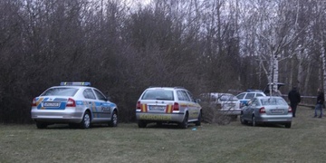 Nejprve skákal pod auta, pak se oběsil