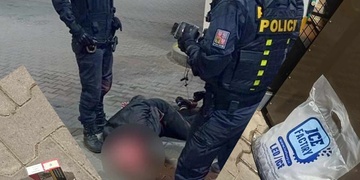 Utíkáte od vykradené čerpačky s náručí zboží a zrovna potkáte policejního technika, který tam míří