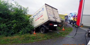 S nákladním vozem prorazil svodidla