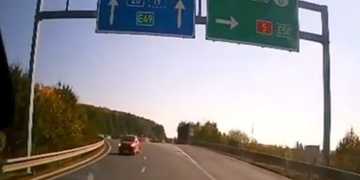 Nepochopitelný průjezd křižovatkou i jízda po přivaděči v protisměru