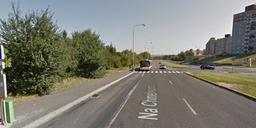 Čtenářka prosí o pomoc při pátrání. Na Vinicích u autobusu okradli seniorku.