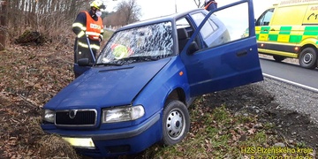 Řidič usnul a havaroval do příkopu, dechové zkoušky údajně schopen nebyl