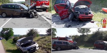 Řidič přejel do protisměru a smetl dvě auta, v jednom z nich bohužel cestovala rodina s dětmi