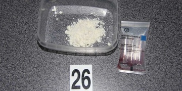 Další dva drogoví dealeři, muž a žena, jsou ve vazbě