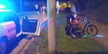 Opilý cyklista střet se sloupem prohrál