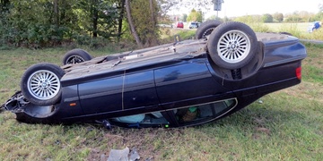 Vyvrátil dva sloupky a převrátil se na střechu