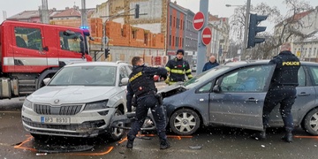 Řidička s miminkem ve voze vjela do křižovatky na červenou