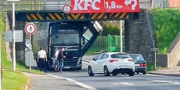 Další kamion skončil pod "Klatovskou gilotinou"