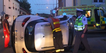 Náraz auto převrátil na bok, na místě je několik zraněných