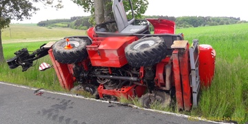 Manipulátor se převrátil do příkopu