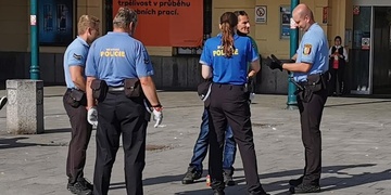 Strážníkovi naplival do obličeje, pak ho zbil a vážně zranil