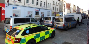 Při couvání srazil muže, poškodil balkon a zdemoloval nástavbu vozu