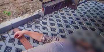Nohy úplně "tuhého" muže vyčuhovaly z pod nákladního vozu