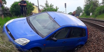 Nacouval až do náspu a zastavil tak železniční dopravu