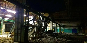 V hale se zřítily desítky metrů betonového stropu