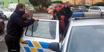 "Najdu si vás, a když budu mít pistoli, zastřelím vás!"