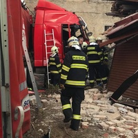Kamion smetl několik vozidel a zdemoloval dům, na místě přistává vrtulník LZS