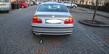 Řidič při parkování srazil procházející dvojici