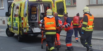 Řidič srazil seniorku na přechodu pro chodce v Domažlicích