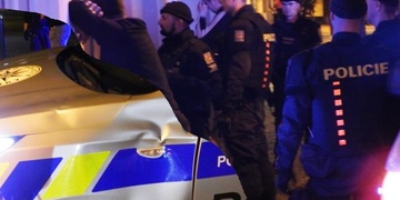 Policejní Hyundai versus fanoušek - rozbili se oba
