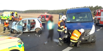 Střet dodávky s osobním vozem, na místě dvě zraněné ženy