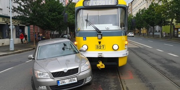 Střet auta s tramvají