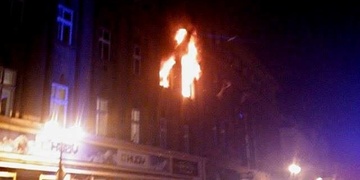 Požár budovy v centru, desítky evakuovaných osob